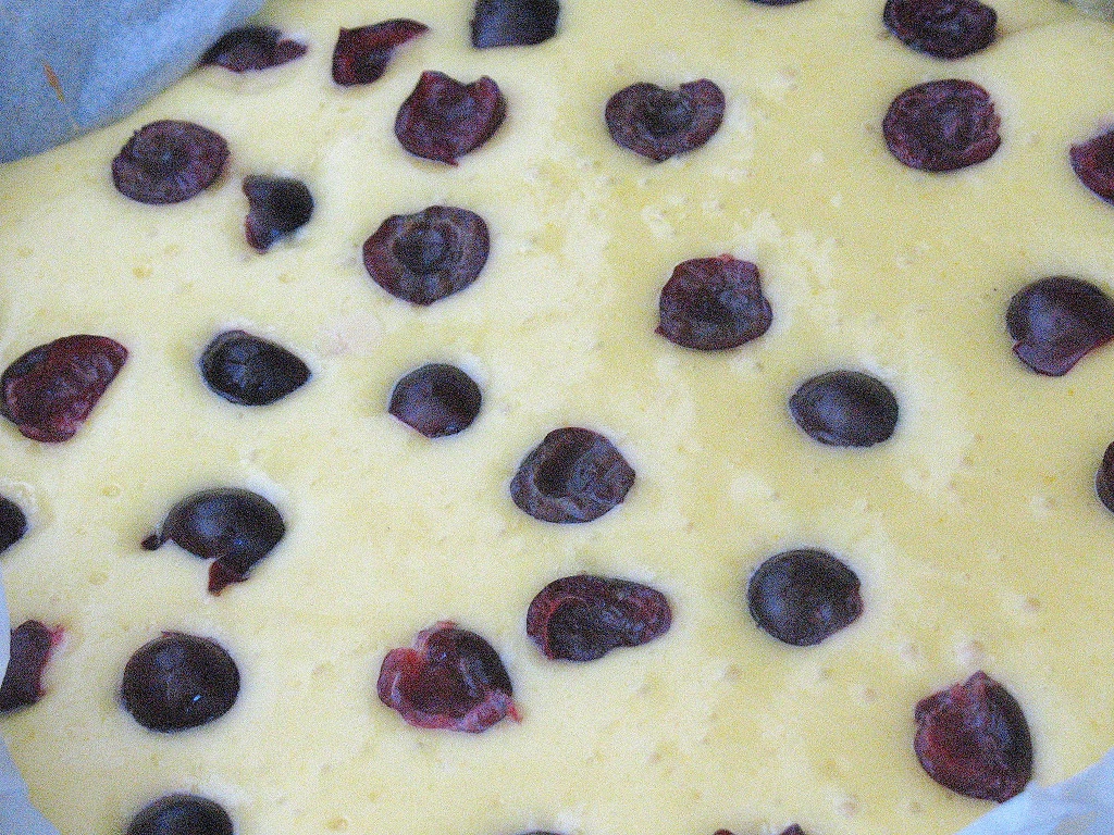 Prajitura cu prune caramelizate si visine