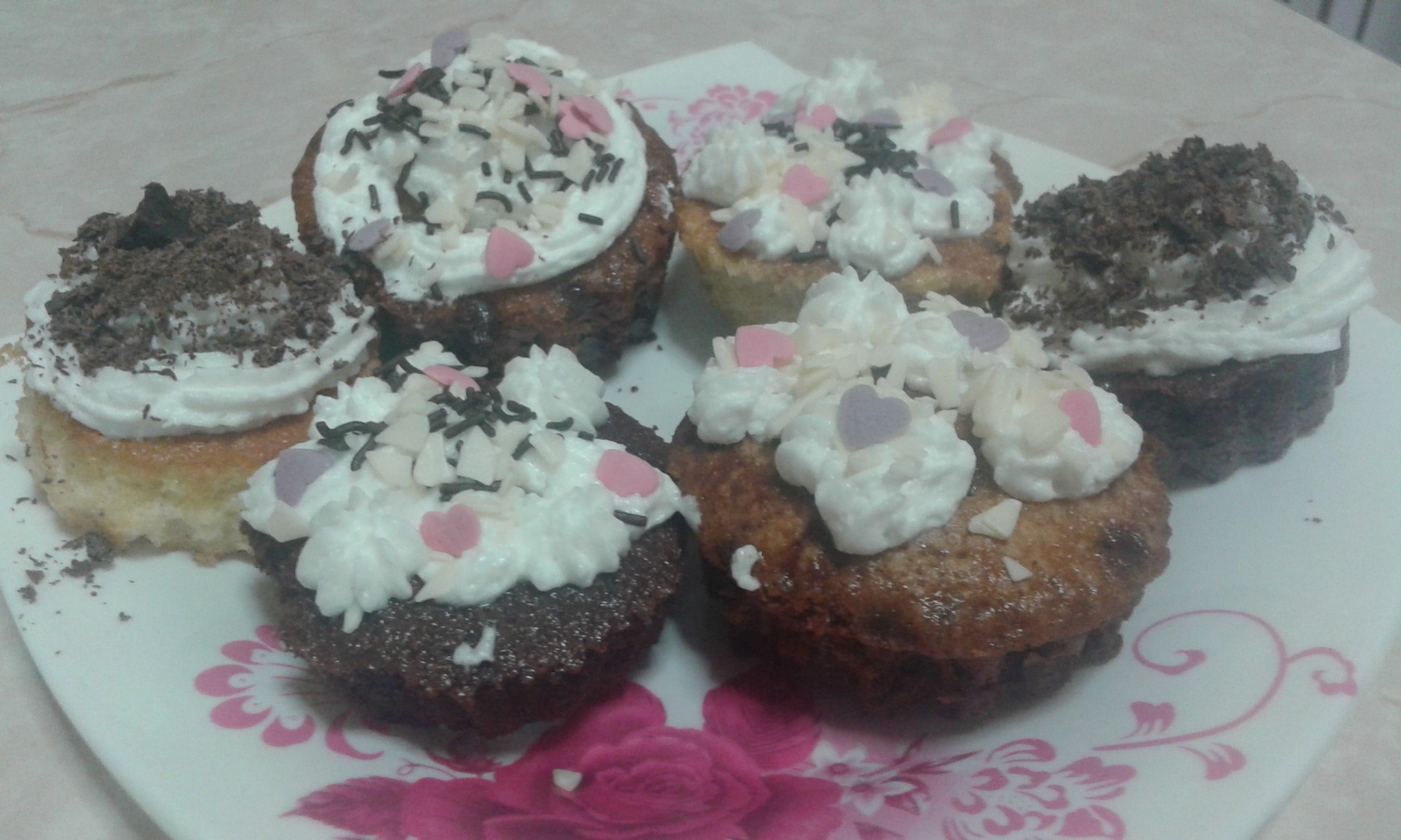 Briose pufoase cu nuca,ciocolata si frisca si chec pufos