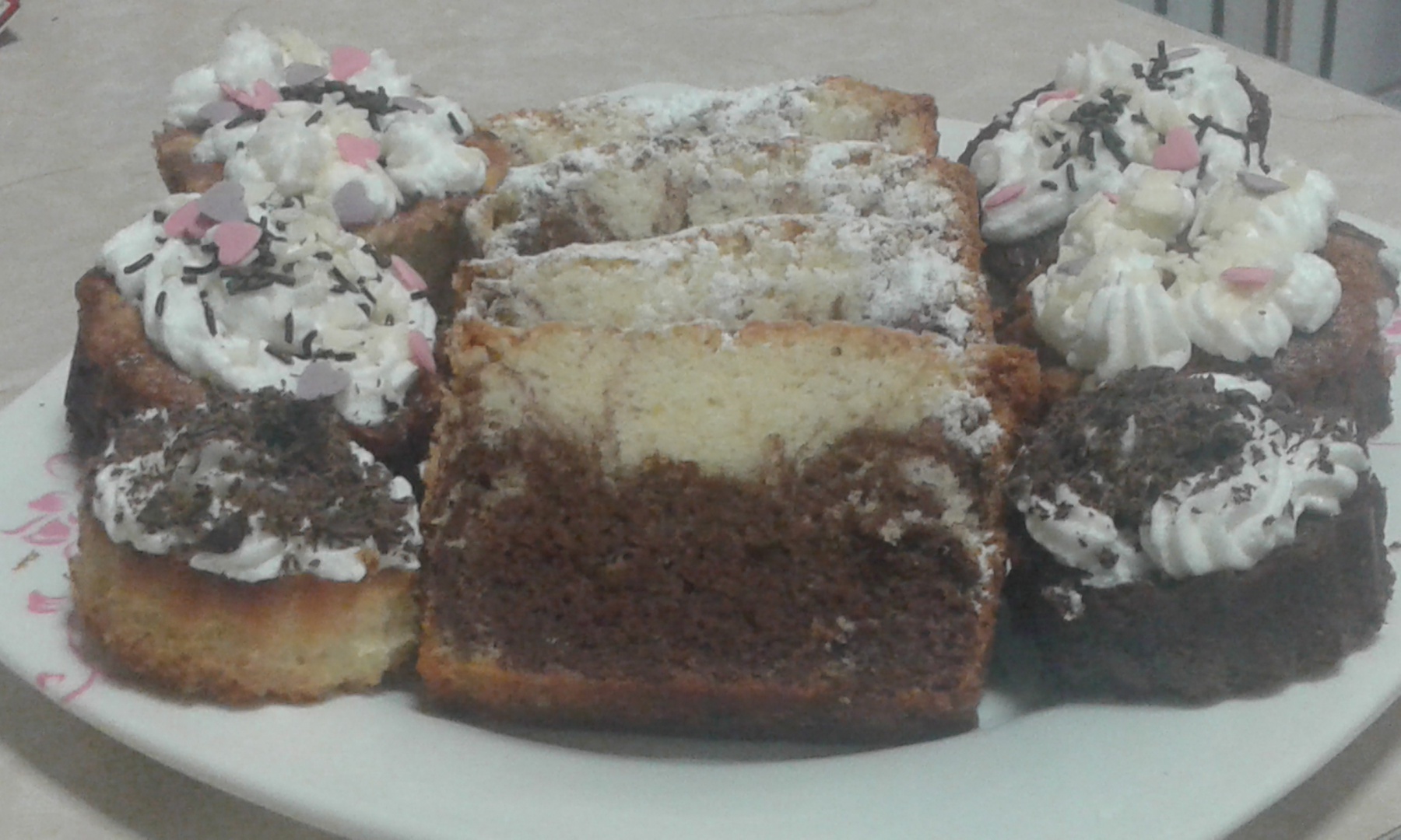 Briose pufoase cu nuca,ciocolata si frisca si chec pufos