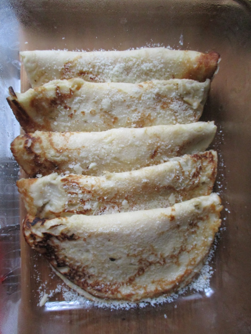 Clatite fine cu cascaval ras si parmezan