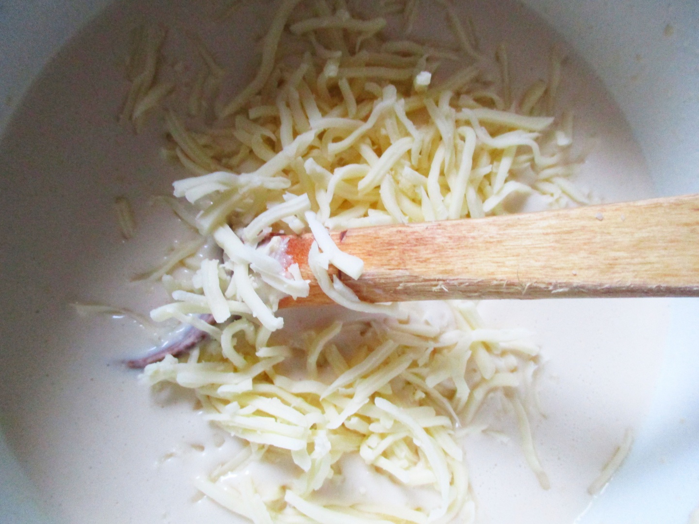 Clatite fine cu cascaval ras si parmezan