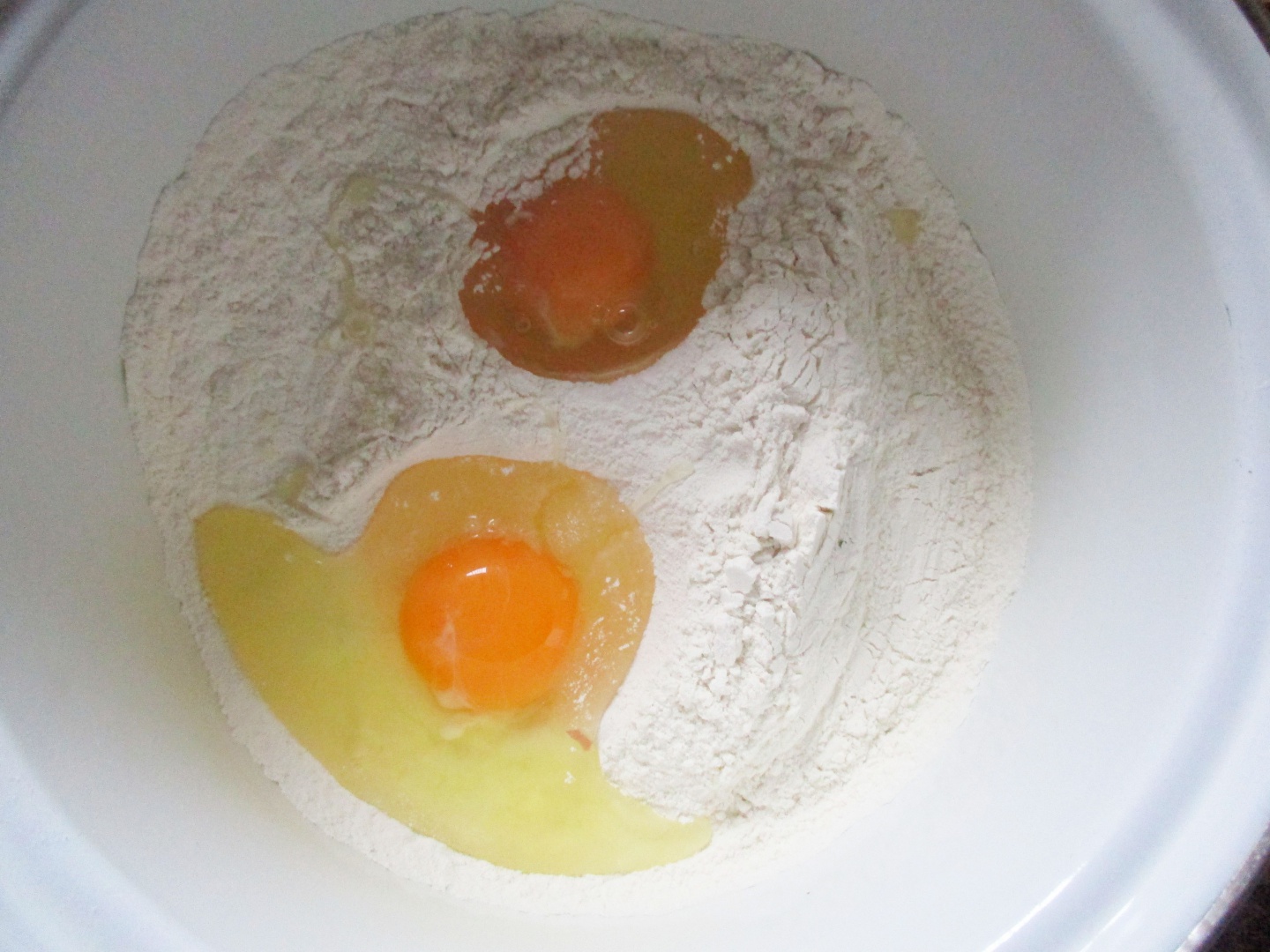 Clatite fine cu cascaval ras si parmezan