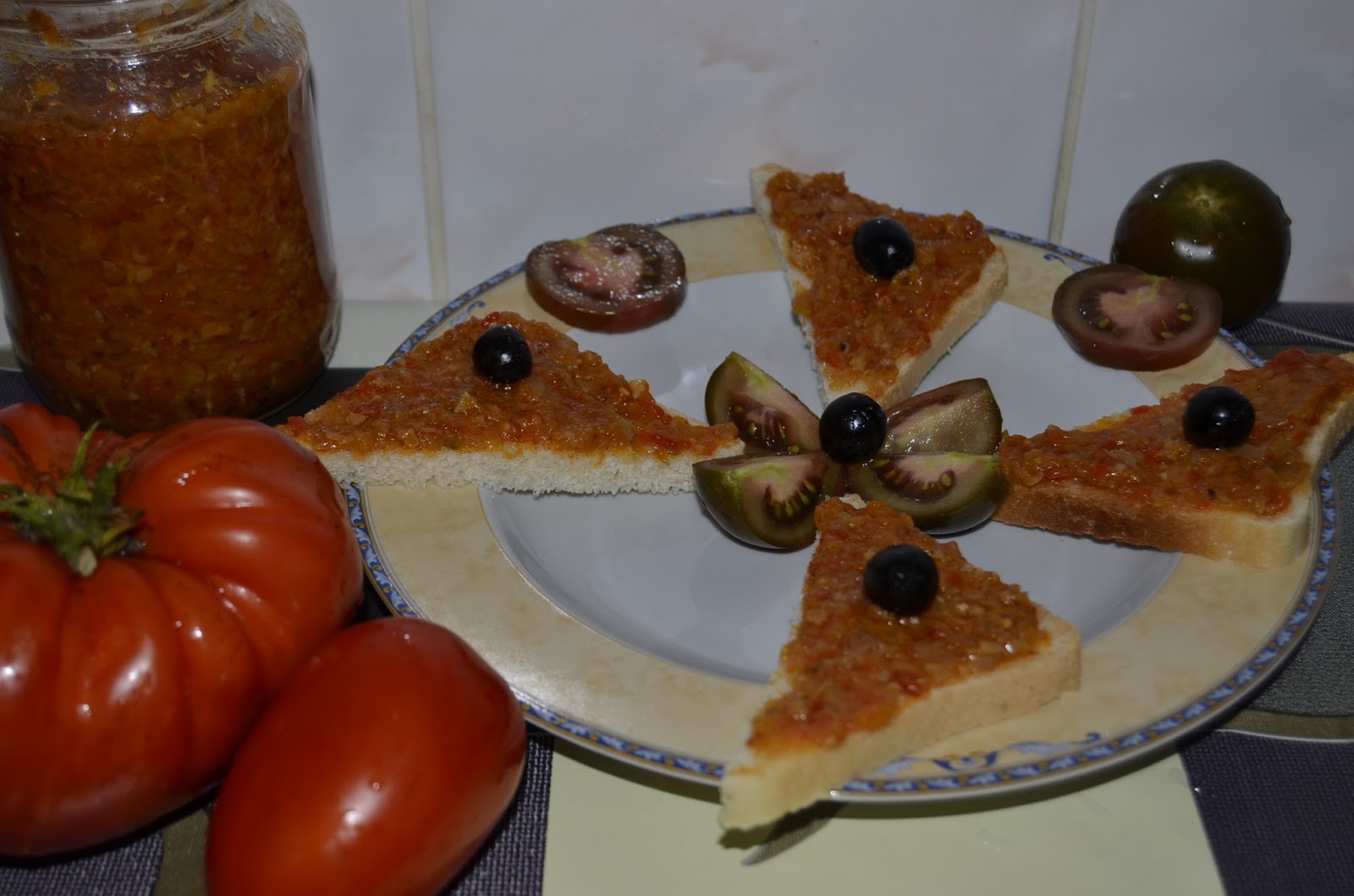 Zacusca cu ardei capia si ciuperci (hulughite)