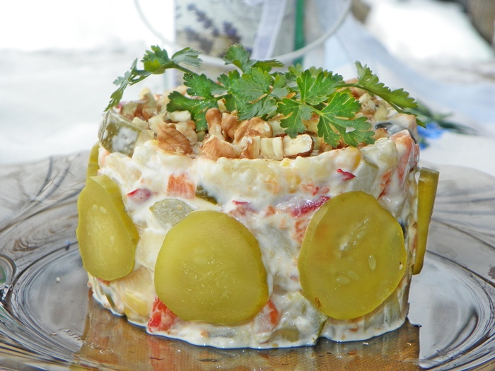 Salata cu legume,nuci si maioneza