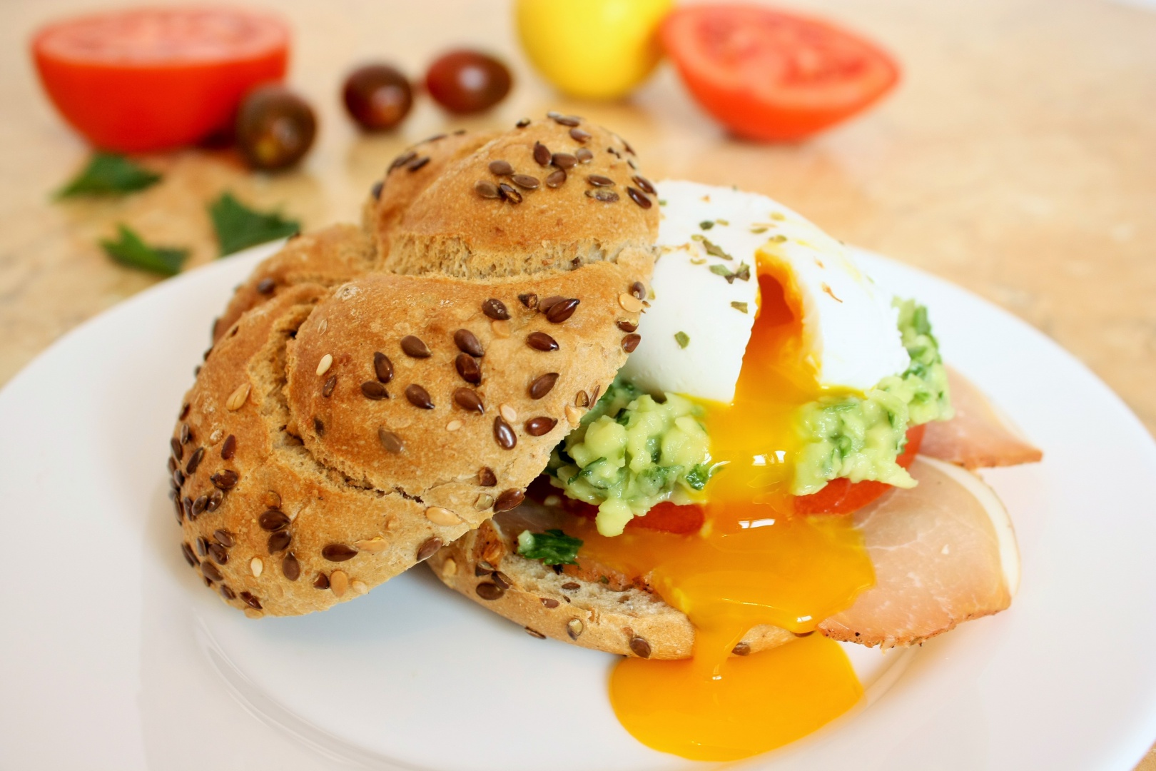 Sandwich cu Ou Posat si Guacamole