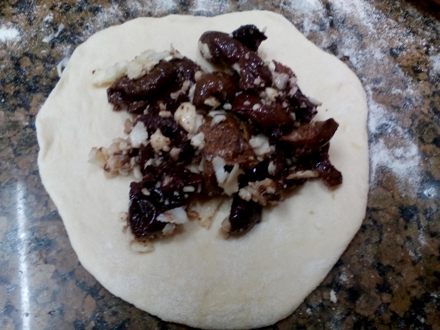 Pateuri cu masline negre si mozzarella