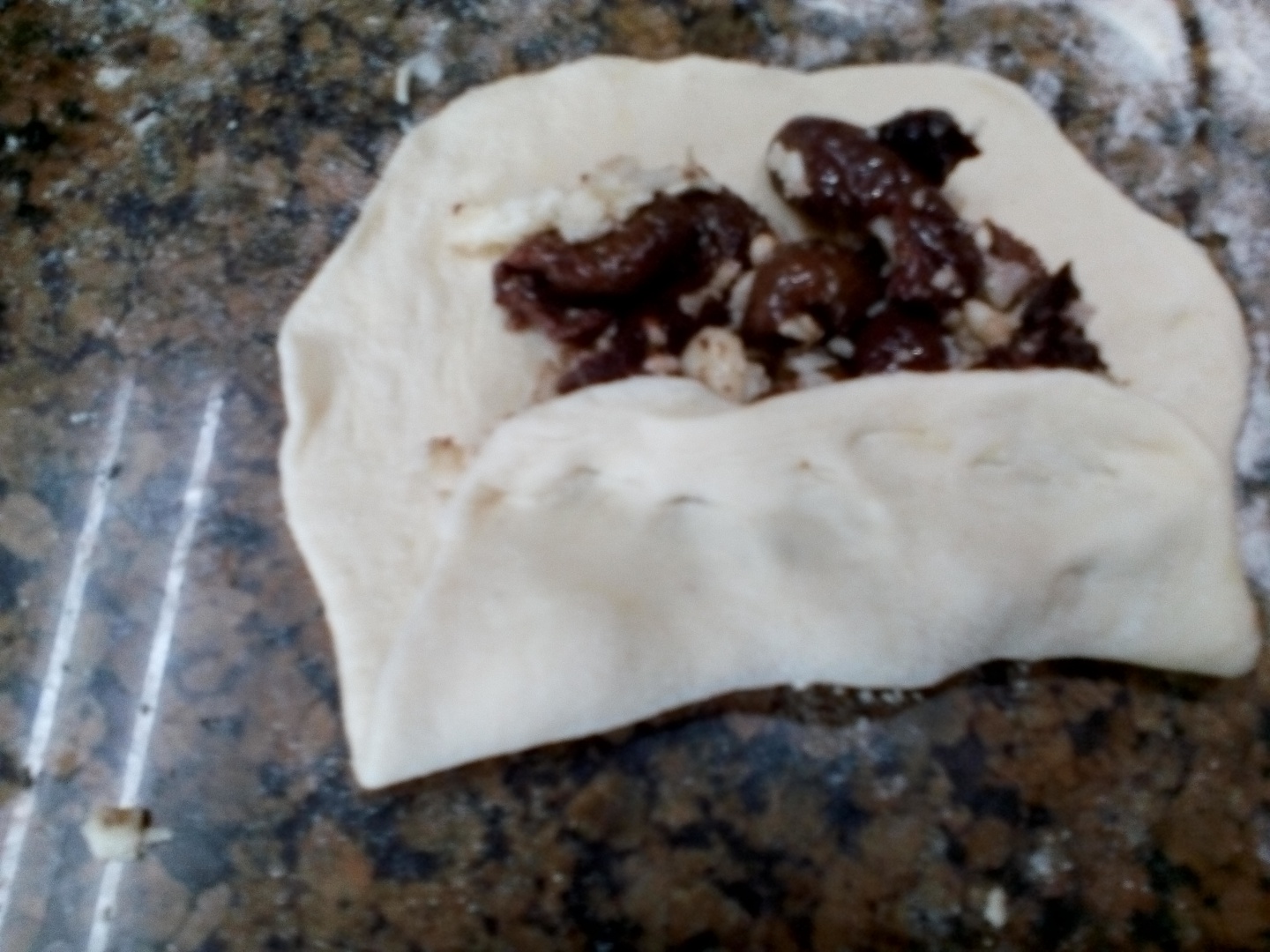 Pateuri cu masline negre si mozzarella