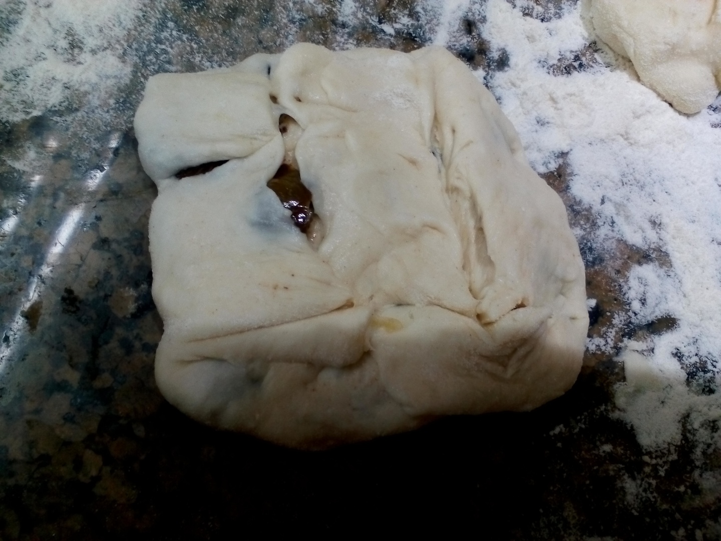 Pateuri cu masline negre si mozzarella