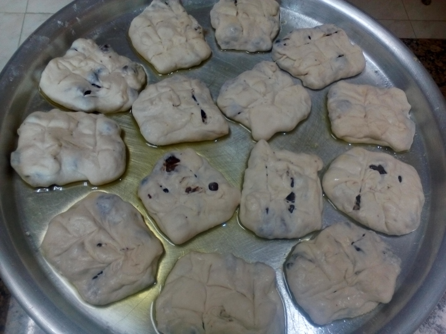 Pateuri cu masline negre si mozzarella