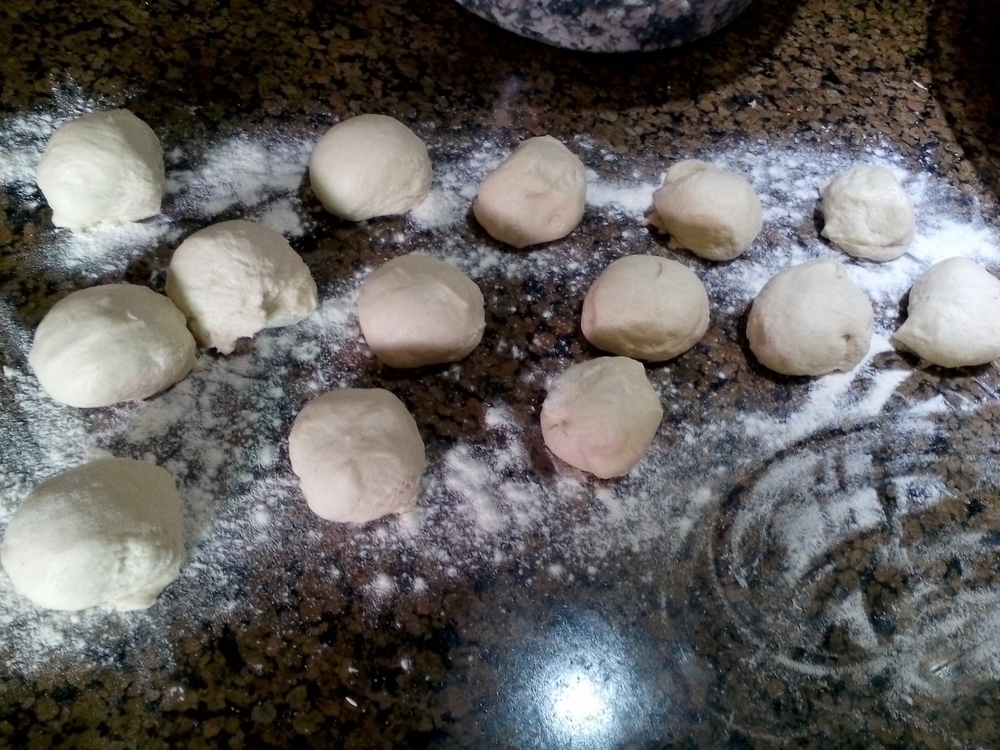 Pateuri cu masline negre si mozzarella