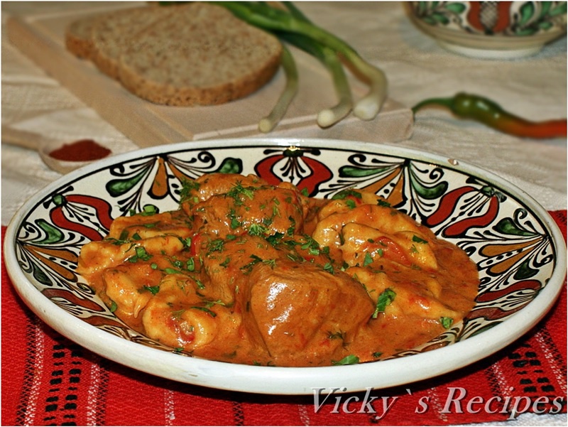 Papricas de pui cu galuste de faina