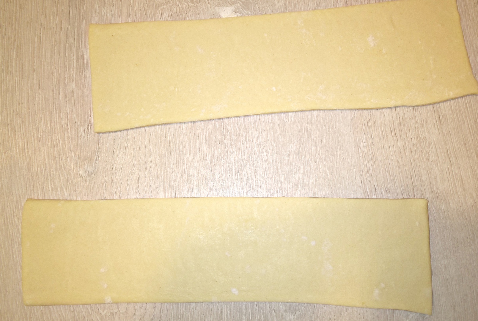 Trandafiri din foietaj pentru micul dejun