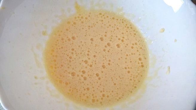 Clatite cu topping de ciocolata, banane si arahide