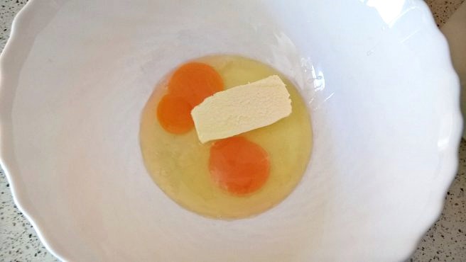 Clatite cu topping de ciocolata, banane si arahide