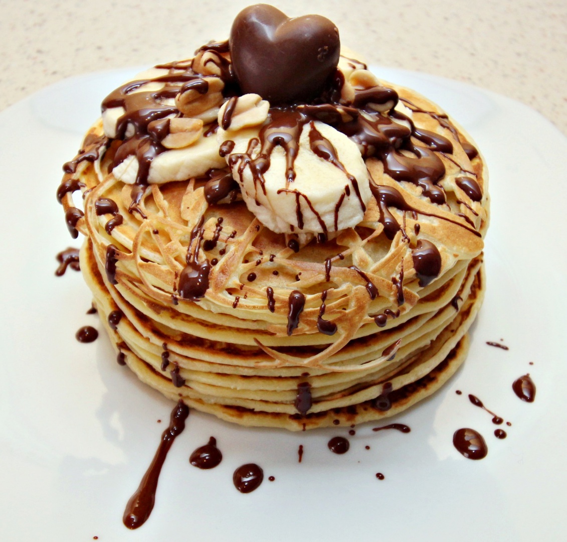 Clatite cu topping de ciocolata, banane si arahide