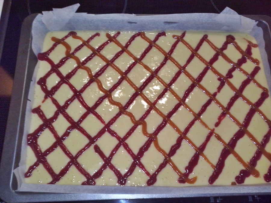 Prajitura cu branza de vaci si gem, un deliciu usor de facut