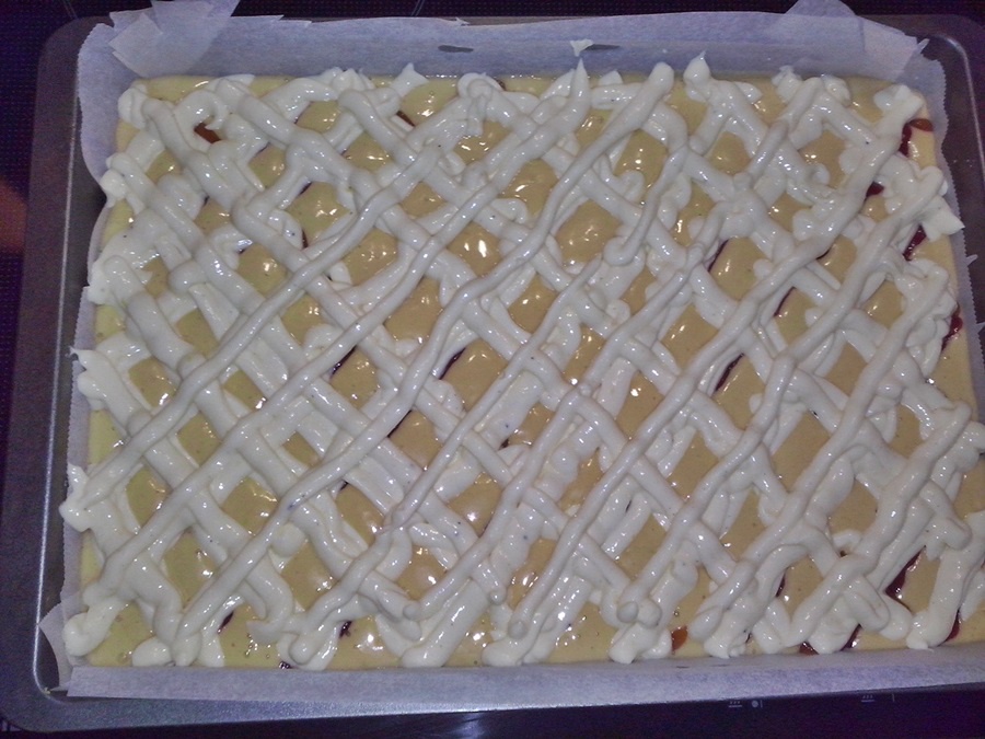 Prajitura cu branza de vaci si gem, un deliciu usor de facut