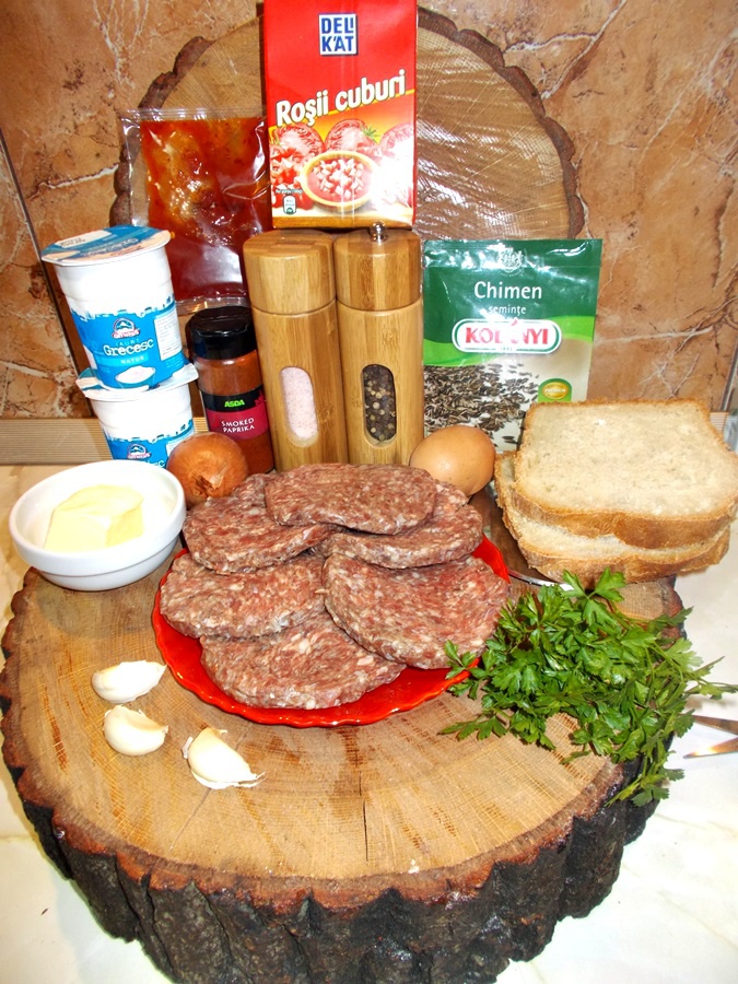 Chiftelute turcesti din carne de strut cu sos de iaurt si rosii