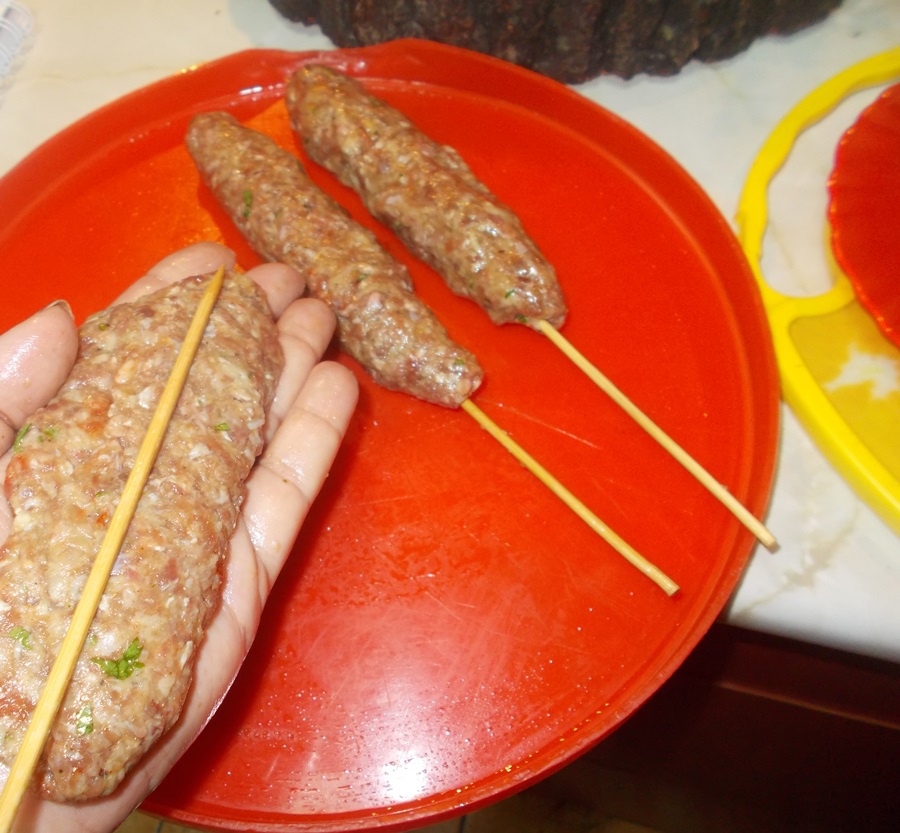 Chiftelute turcesti din carne de strut cu sos de iaurt si rosii