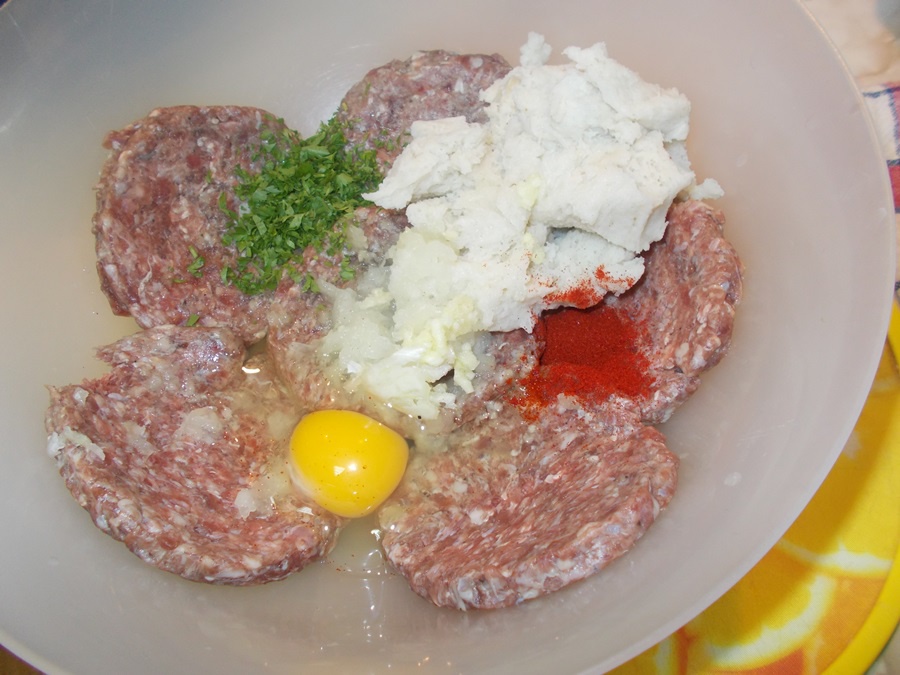 Chiftelute turcesti din carne de strut cu sos de iaurt si rosii