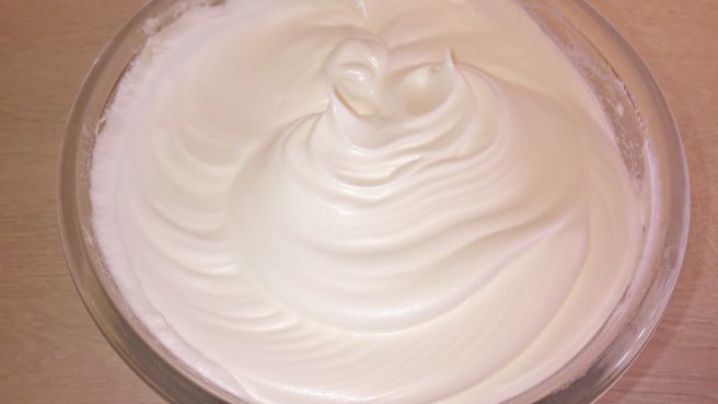 Prajitura cu crema de ciocolata neagra si alba, bezea si fructe