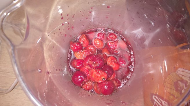 Prajitura cu crema de ciocolata neagra si alba, bezea si fructe