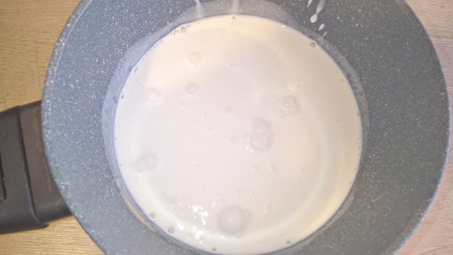 Prajitura cu crema de ciocolata neagra si alba, bezea si fructe