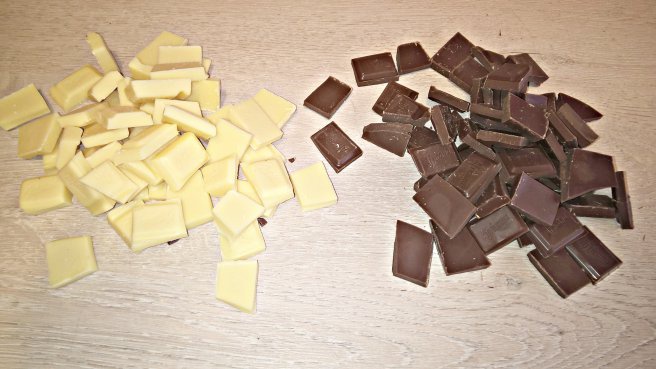Tort cu ciocolata si fructe