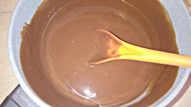 Tort cu ciocolata si fructe