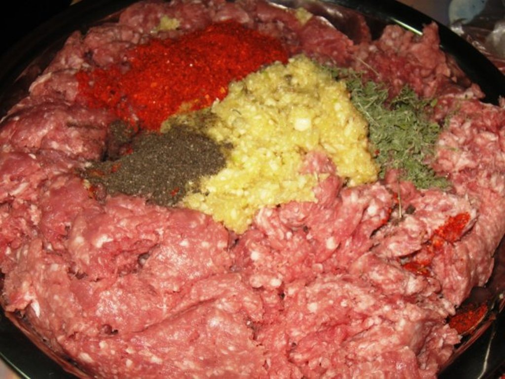 Carnati de casa. Reteta  simpla si delicioasa de carnati de porc cu cimbru si usturoi