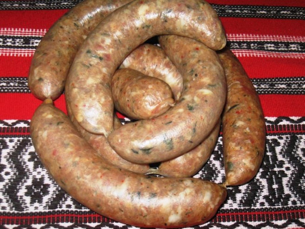 Carnati de casa. Reteta  simpla si delicioasa de carnati de porc cu cimbru si usturoi