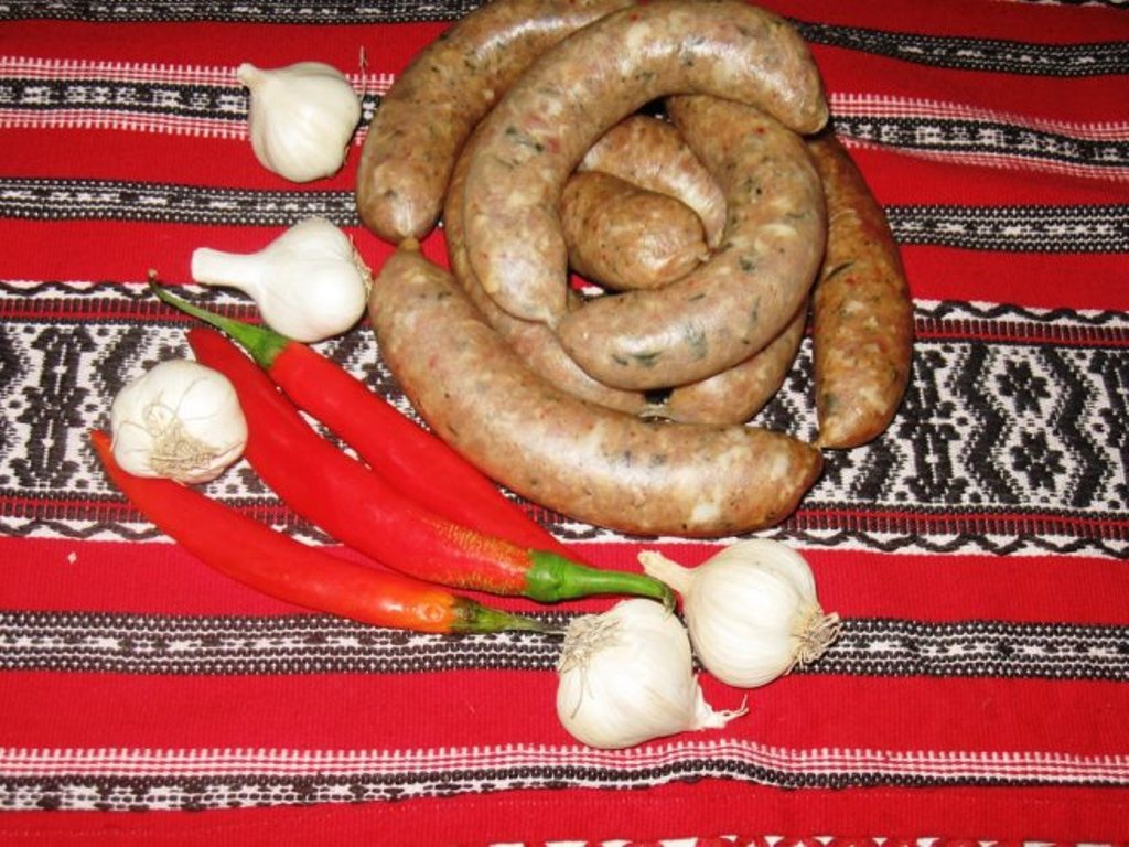 Carnati de casa. Reteta  simpla si delicioasa de carnati de porc cu cimbru si usturoi