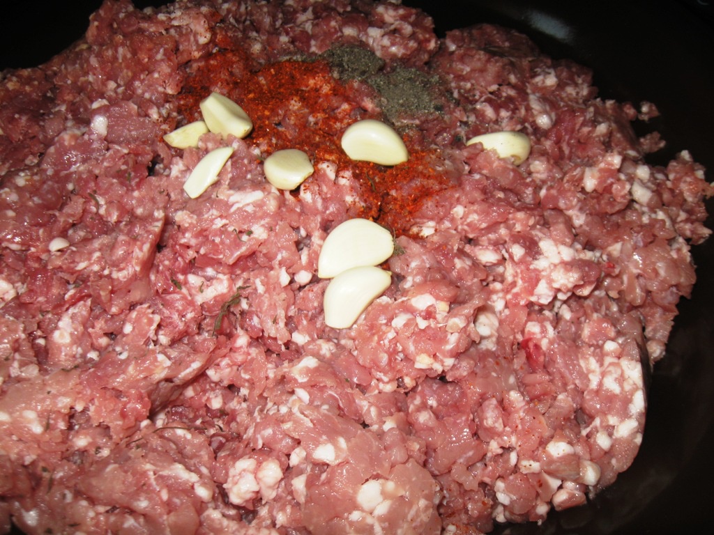 Carnati de casa. Reteta  simpla si delicioasa de carnati de porc cu cimbru si usturoi