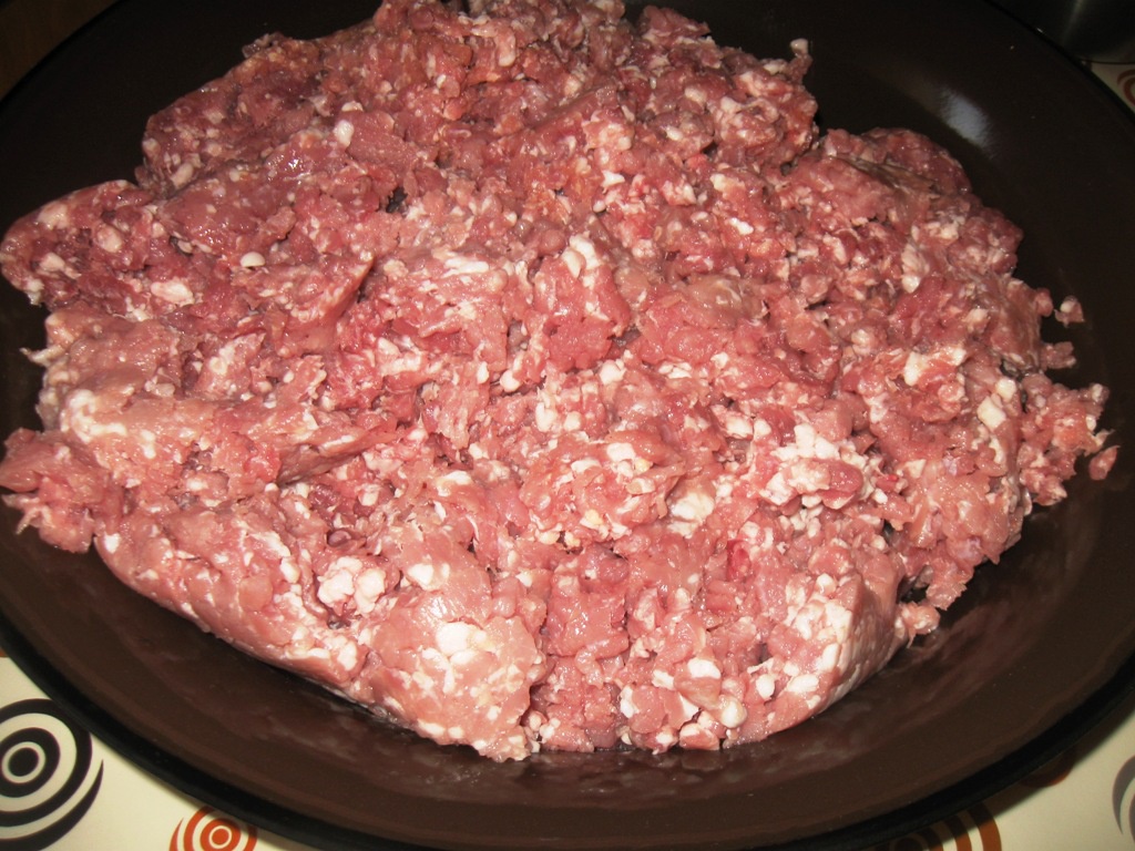 Carnati de casa. Reteta  simpla si delicioasa de carnati de porc cu cimbru si usturoi