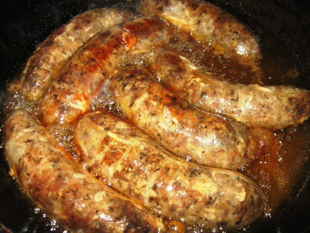 Carnati de casa. Reteta  simpla si delicioasa de carnati de porc cu cimbru si usturoi