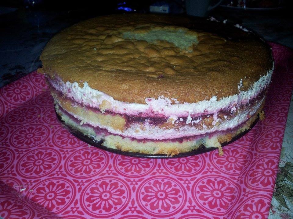 Tort Fluture cu crema de sampanie si fructe de padure