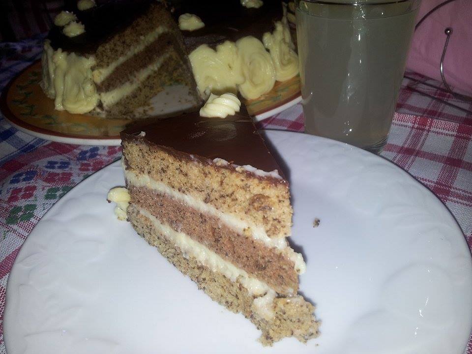 Tort cu foi de nuca si crema patisera