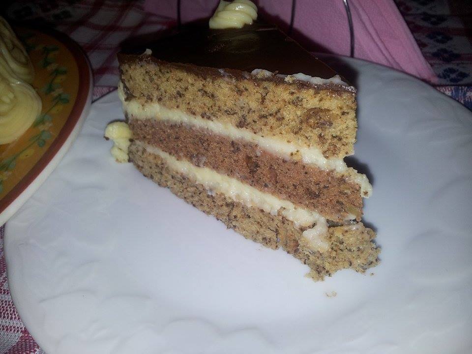 Tort cu foi de nuca si crema patisera