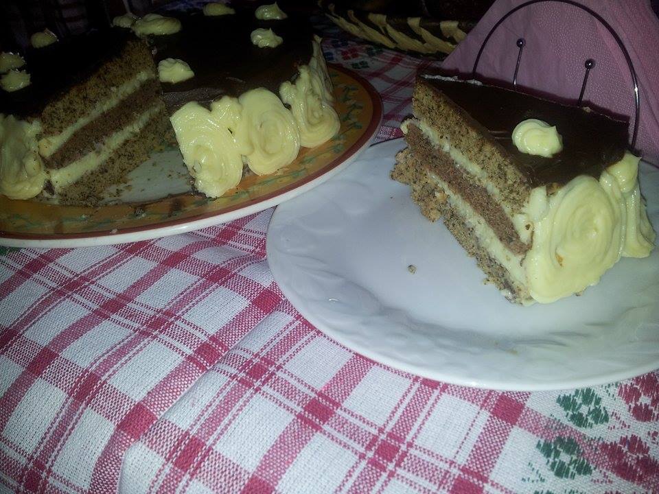 Tort cu foi de nuca si crema patisera