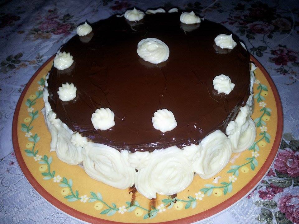 Tort cu foi de nuca si crema patisera