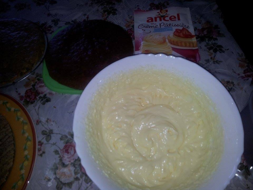 Tort cu foi de nuca si crema patisera