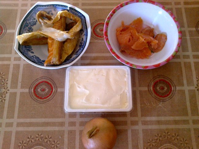 Bruschete de secara cu crema de somon si capere pentru un mic dejun satios