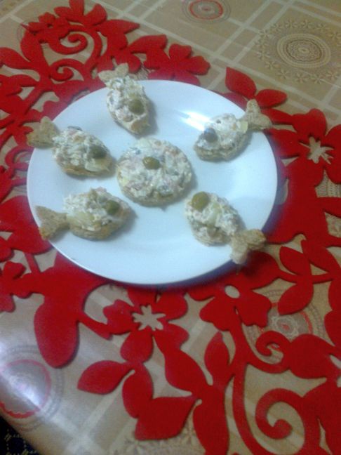 Bruschete de secara cu crema de somon si capere pentru un mic dejun satios