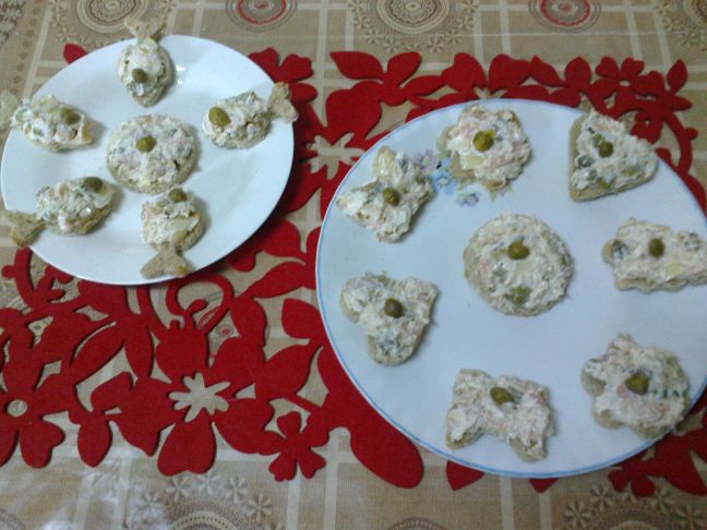 Bruschete de secara cu crema de somon si capere pentru un mic dejun satios