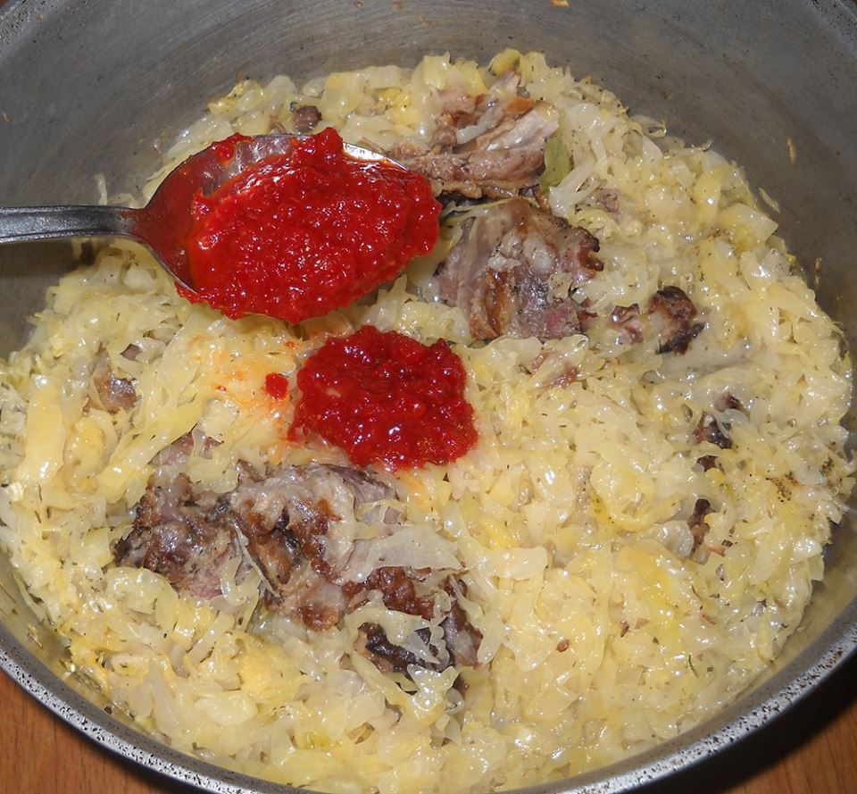 Varza murata cu coaste afumate.  O mancare satioasa si deosebit de gustoasa