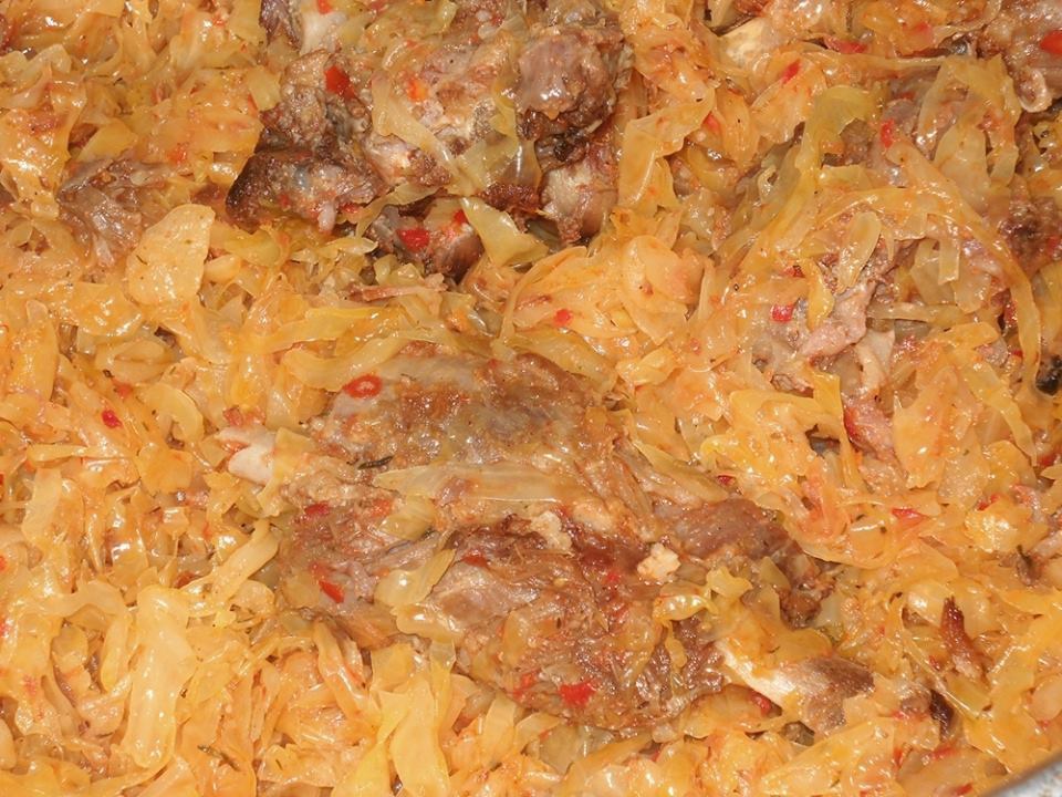 Varza murata cu coaste afumate.  O mancare satioasa si deosebit de gustoasa