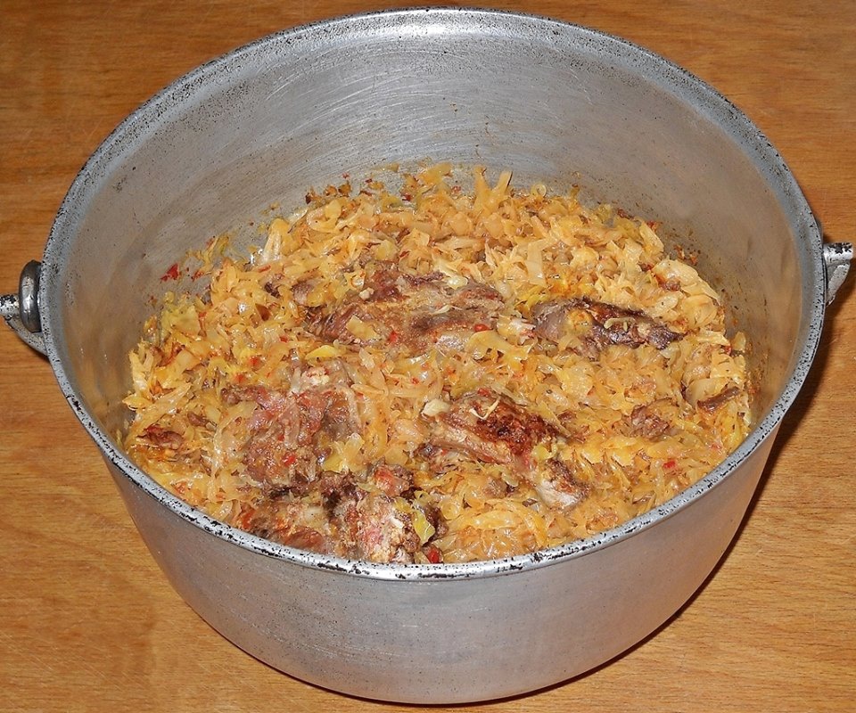 Varza murata cu coaste afumate.  O mancare satioasa si deosebit de gustoasa