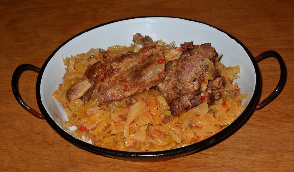 Varza murata cu coaste afumate.  O mancare satioasa si deosebit de gustoasa