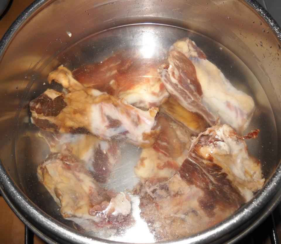 Varza murata cu coaste afumate.  O mancare satioasa si deosebit de gustoasa