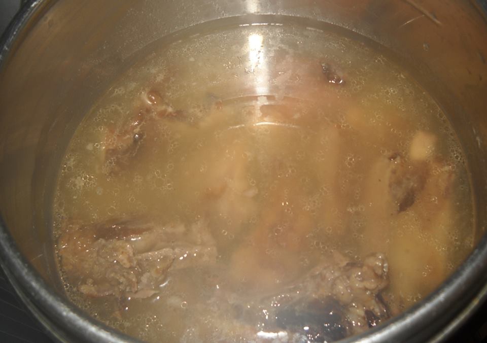 Varza murata cu coaste afumate.  O mancare satioasa si deosebit de gustoasa